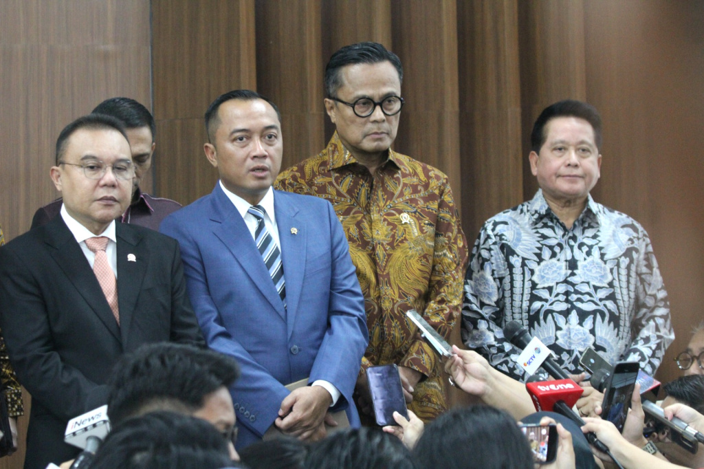 Pimpinan DPR Prof Sufmi Dasco Ahmad dan Hambara memberikan keterangan pers terkait pertumbuhan perbankan terkini (Ashar/SinPo.id)