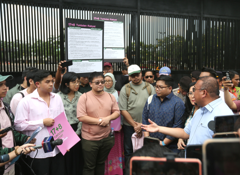 Wakil Ketua Komisi VI DPR Andre Rosiade terima audiensi demotrans aksi 17+8 tuntutan (Ashar/SinPo.id)