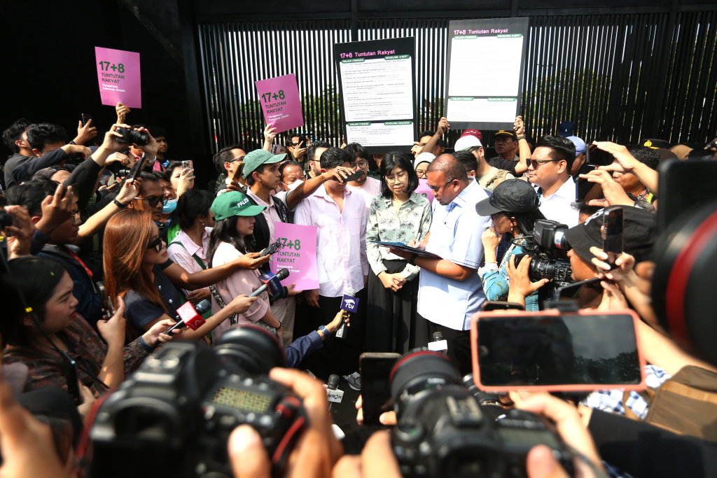 Wakil Ketua Komisi VI DPR Andre Rosiade terima audiensi demotrans aksi 17+8 tuntutan (Ashar/SinPo.id)