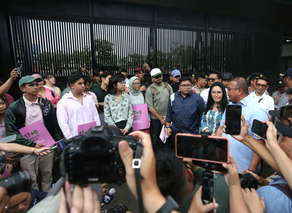 Wakil Ketua Komisi VI DPR Andre Rosiade terima audiensi demotrans aksi 17+8 tuntutan (Ashar/SinPo.id)