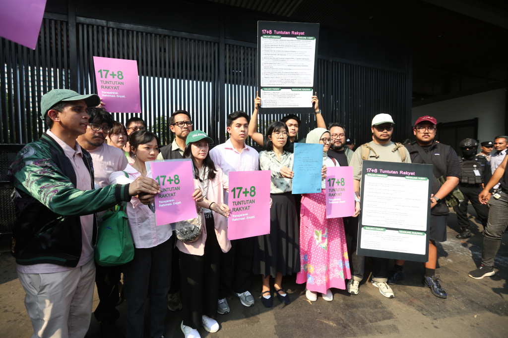 Wakil Ketua Komisi VI DPR Andre Rosiade terima audiensi demotrans aksi 17+8 tuntutan (Ashar/SinPo.id)