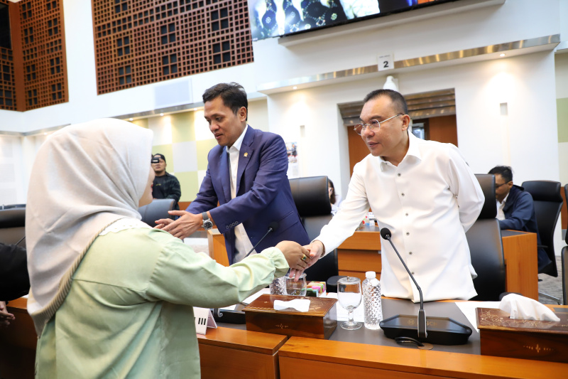 Keluarga korban dugaan penganiayaan (Almarhum) Afif Maulana mengadu ke DPR untuk menuntut keadilan atas meninggalnya anaknya (Ashar/SinPo.id)