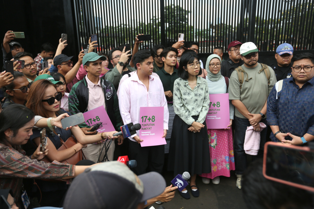 Wakil Ketua Komisi VI DPR Andre Rosiade terima audiensi demotrans aksi 17+8 tuntutan (Ashar/SinPo.id)