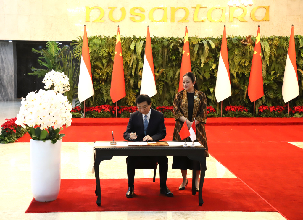 Ketua DPR RI Puan Maharani menerima Kunjungan Kehormatan dari Ketua CPPCC Prof Wang Huning di Gedung Nusantara Kompleks Parlemen (Ashar/SinPo.id)