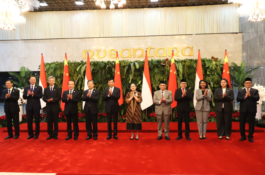 Ketua DPR RI Puan Maharani menerima Kunjungan Kehormatan dari Ketua CPPCC Prof Wang Huning di Gedung Nusantara Kompleks Parlemen (Ashar/SinPo.id)