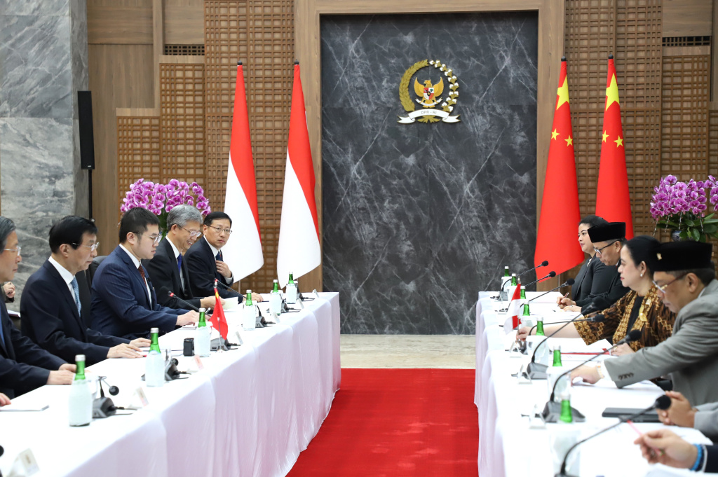 Ketua DPR RI Puan Maharani menerima Kunjungan Kehormatan dari Ketua CPPCC Prof Wang Huning di Gedung Nusantara Kompleks Parlemen (Ashar/SinPo.id)