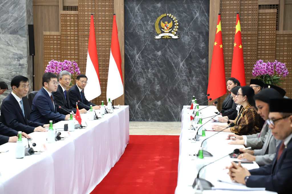 Ketua DPR RI Puan Maharani menerima Kunjungan Kehormatan dari Ketua CPPCC Prof Wang Huning di Gedung Nusantara Kompleks Parlemen (Ashar/SinPo.id)