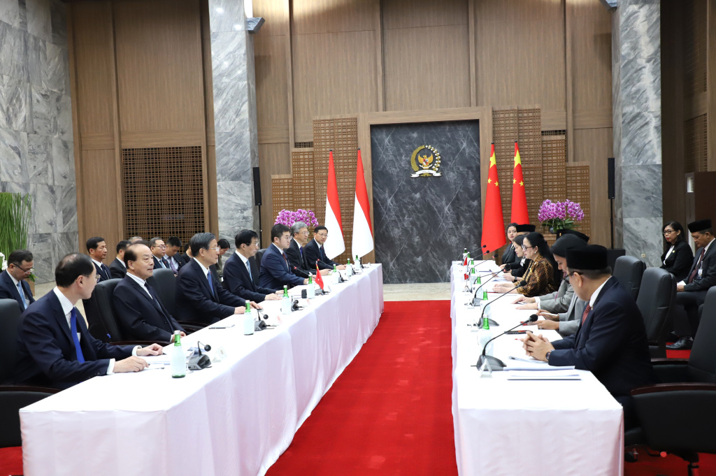 Ketua DPR RI Puan Maharani menerima Kunjungan Kehormatan dari Ketua CPPCC Prof Wang Huning di Gedung Nusantara Kompleks Parlemen (Ashar/SinPo.id)