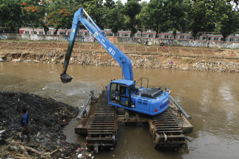 Dinas Sumber Daya Air Provinsi DKI Jakarta melakukan penggalian lumpur yang mengendap didasar Sungai Ciliwung dimana curah hujan Jakarta cukup tinggi untuk mencegah terjadinya banjir (Ashar/SinPo.id)