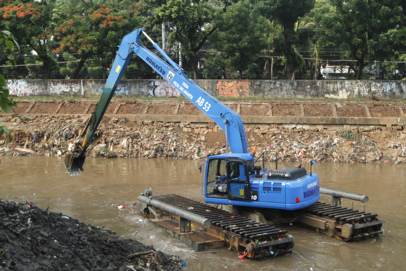 Dinas Sumber Daya Air Provinsi DKI Jakarta melakukan penggalian lumpur yang mengendap didasar Sungai Ciliwung dimana curah hujan Jakarta cukup tinggi untuk mencegah terjadinya banjir (Ashar/SinPo.id)