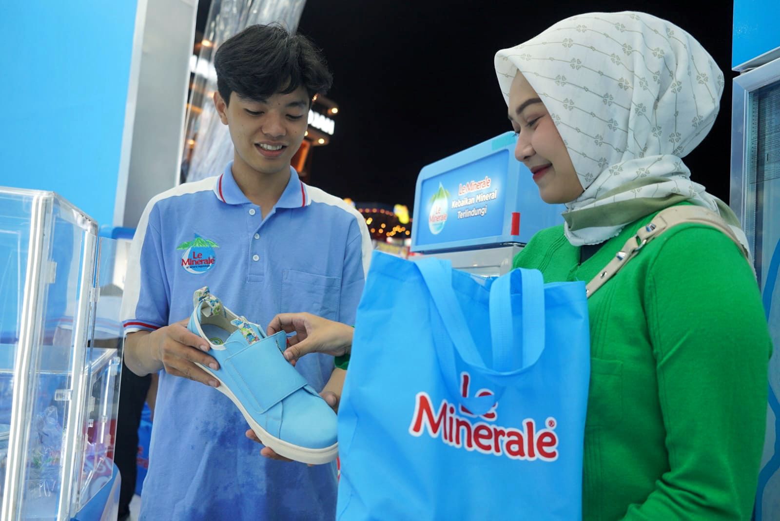 Melalui Program Gerakan Ekonomi Sirkular Nasional (GESN), Le Minerale bekerja sama dengan berbagai pihak untuk mengolah sampah plastik menjadi produk daur ulang dengan nilai ekonomi tinggi, di Jakarta Fair (Ashar/SinPo.id)