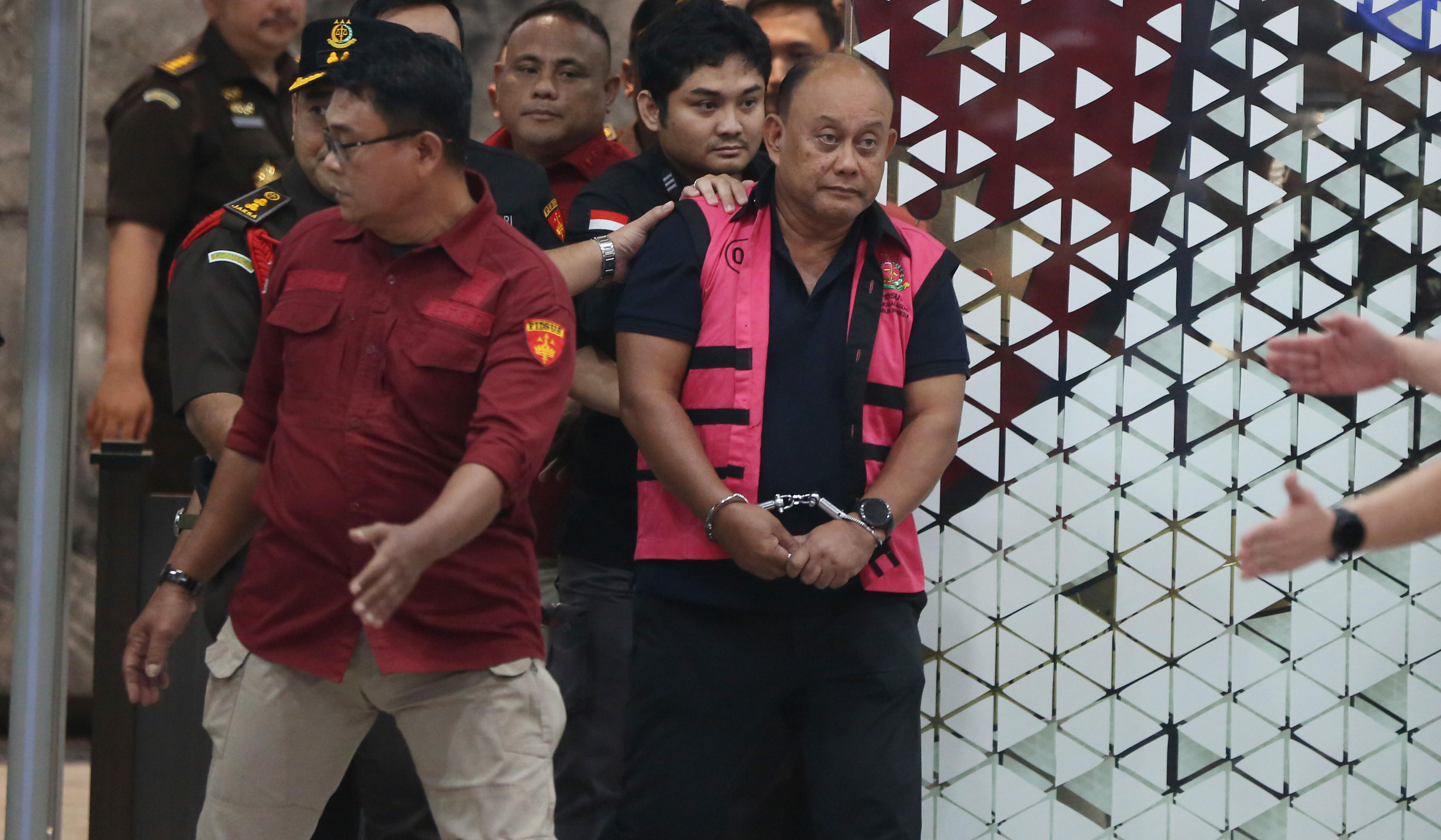 Kejagung tahan mantan Kepala BGN, Dadan Hindayana. (Agus Priatna/SinPo.id)