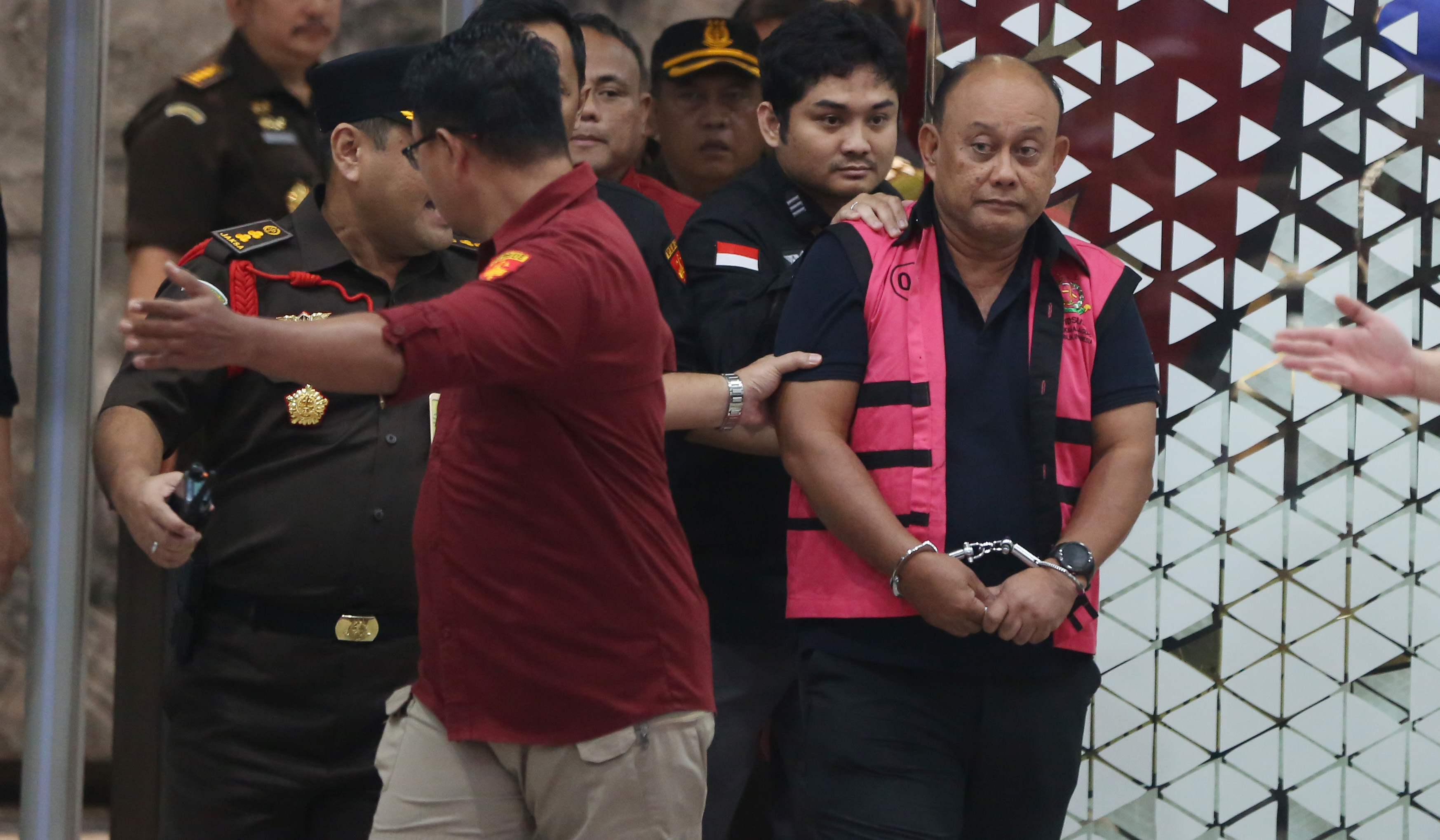 Kejagung tahan mantan Kepala BGN, Dadan Hindayana. (Agus Priatna/SinPo.id)