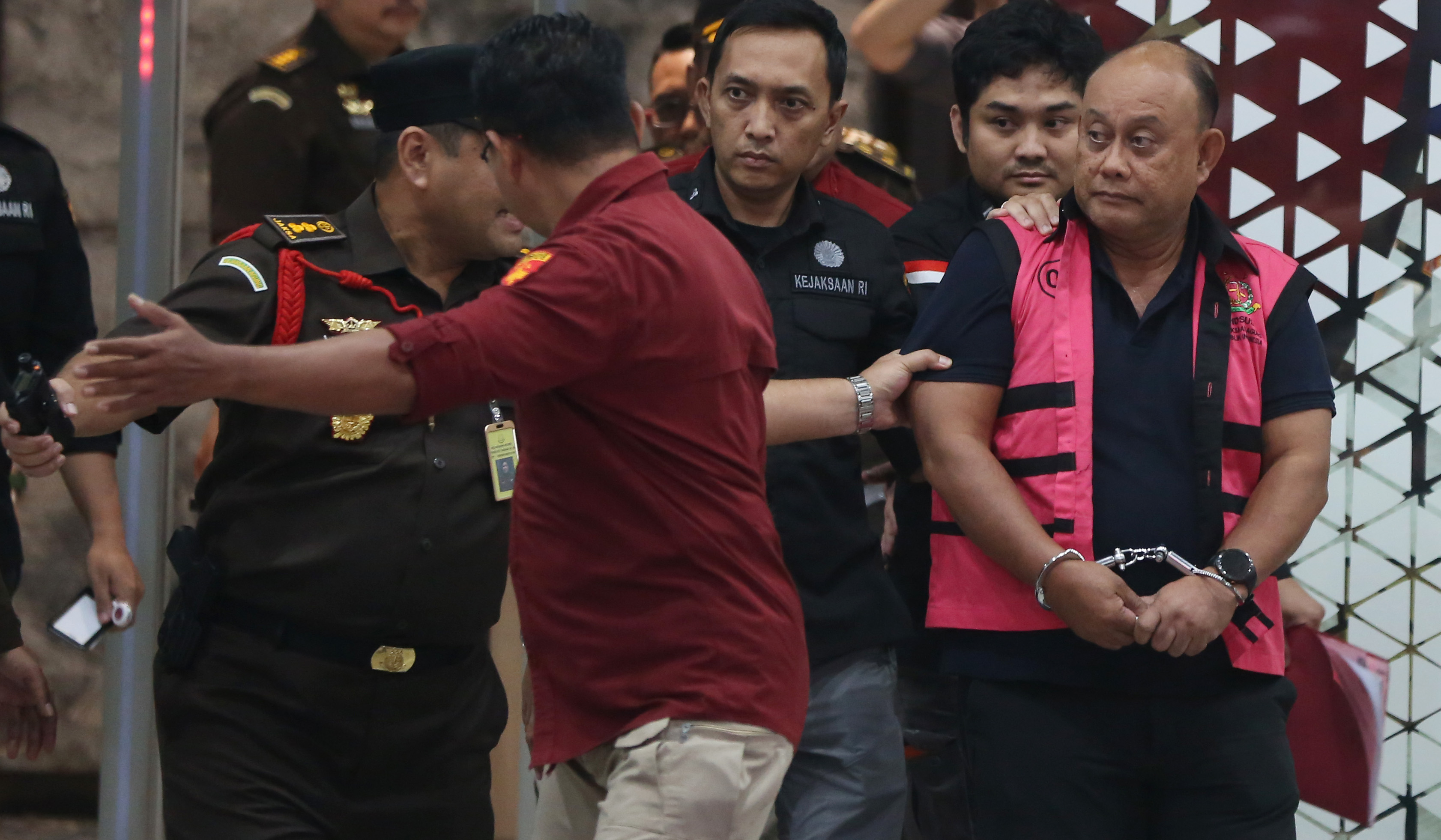 Kejagung tahan mantan Kepala BGN, Dadan Hindayana. (Agus Priatna/SinPo.id)