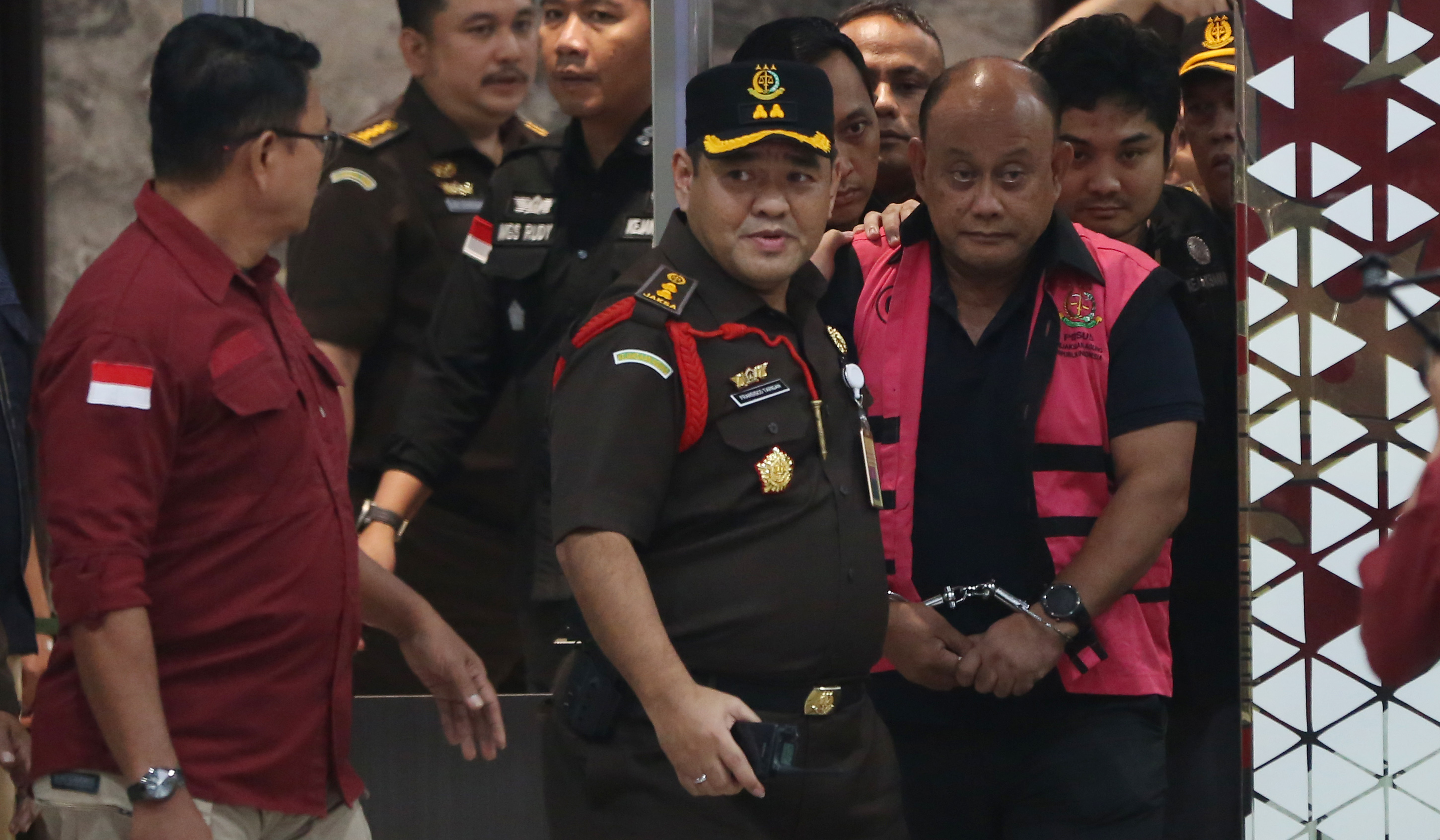 Kejagung tahan mantan Kepala BGN, Dadan Hindayana. (Agus Priatna/SinPo.id)