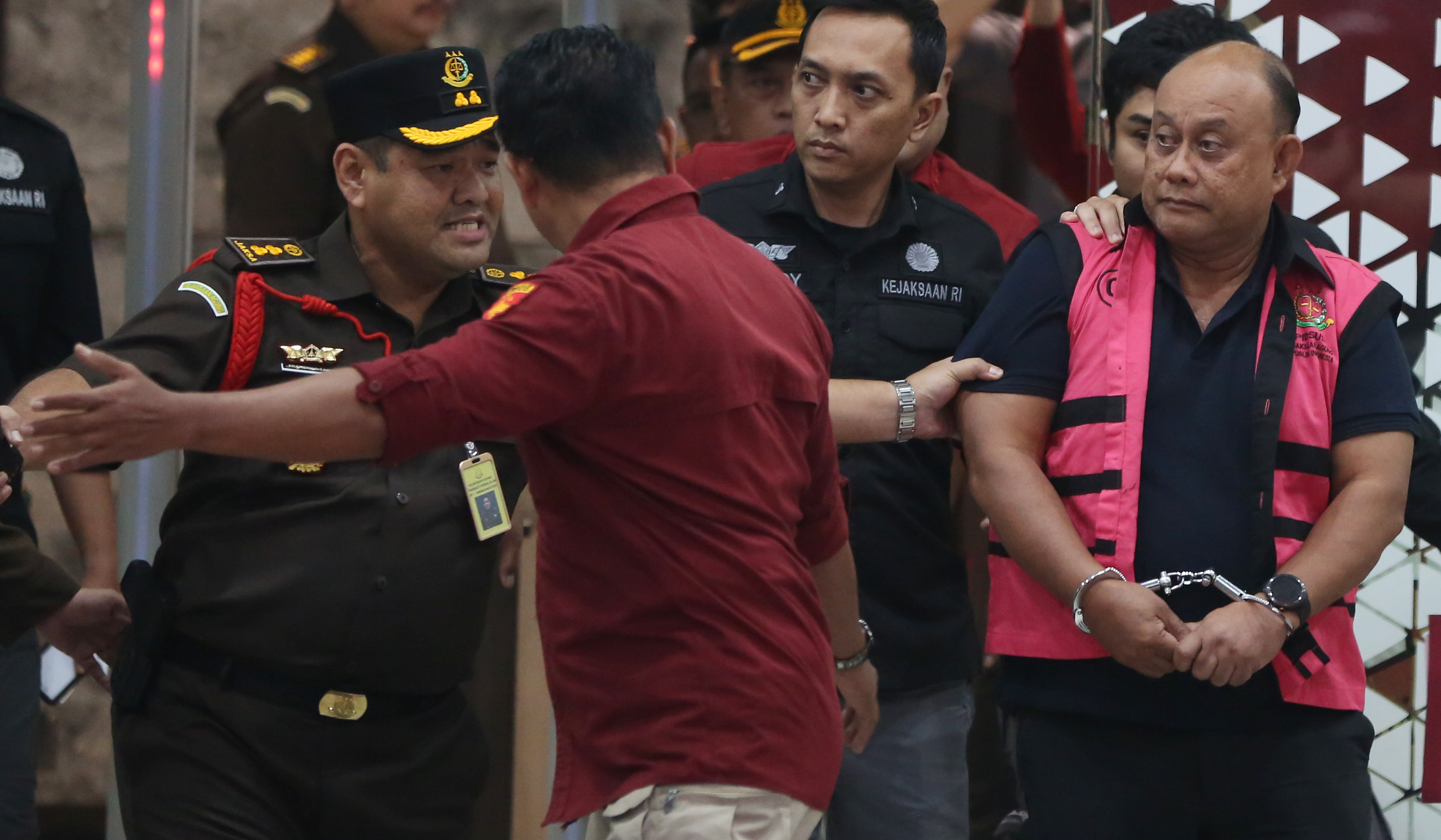 Kejagung tahan mantan Kepala BGN, Dadan Hindayana. (Agus Priatna/SinPo.id)