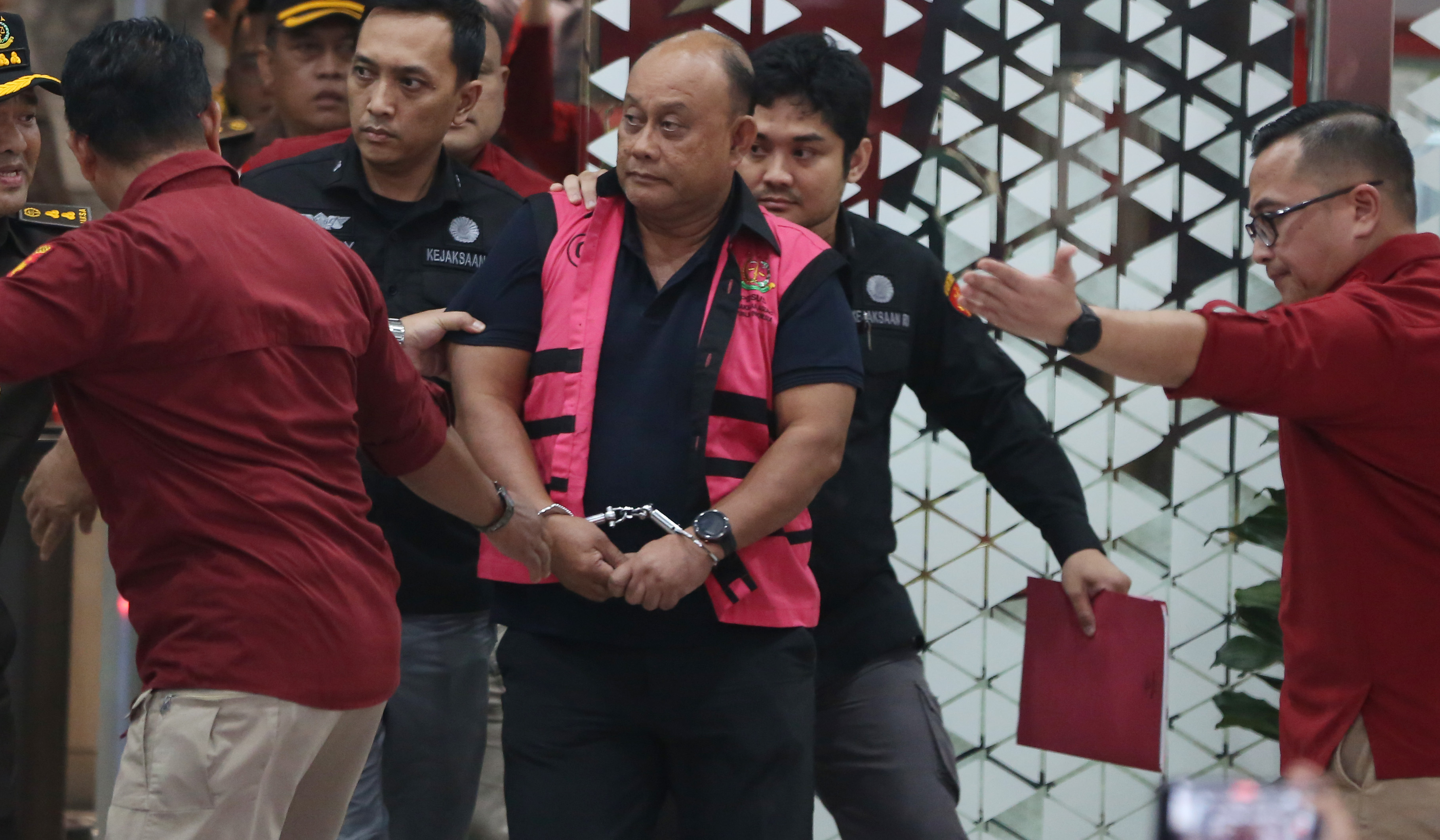 Kejagung tahan mantan Kepala BGN, Dadan Hindayana. (Agus Priatna/SinPo.id)