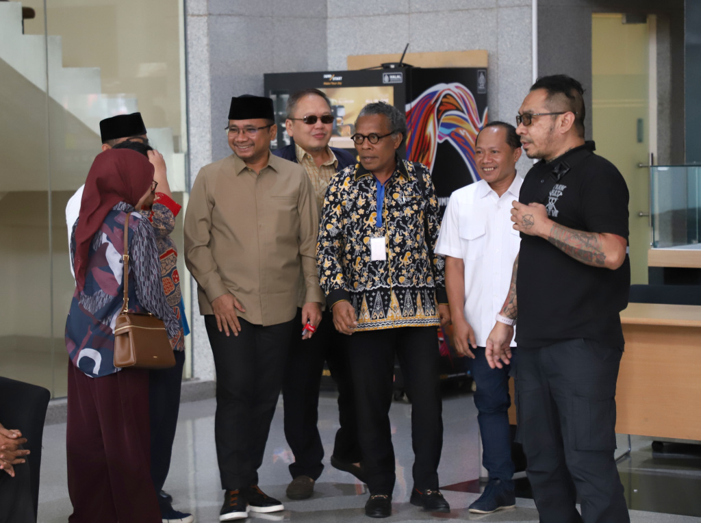 Eks Menteri Agama Yaqut Cholil Qoumas usai diperiksa KPK selama 5 jam terkait dugaan kasus Kouta haji tahun 2024 (Ashar/SinPo.id)