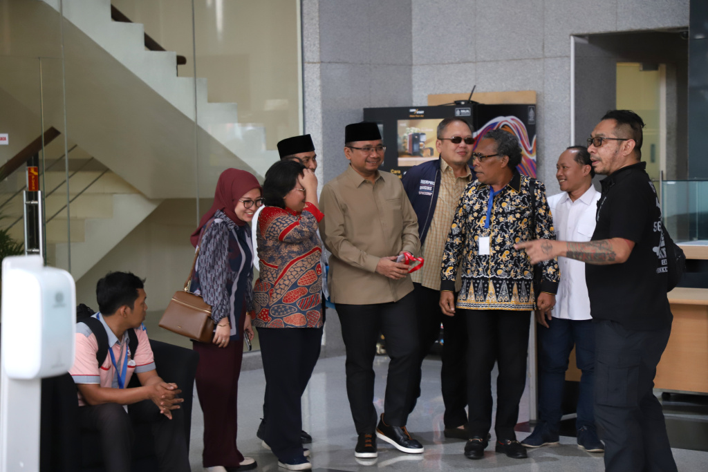 Eks Menteri Agama Yaqut Cholil Qoumas usai diperiksa KPK selama 5 jam terkait dugaan kasus Kouta haji tahun 2024 (Ashar/SinPo.id)