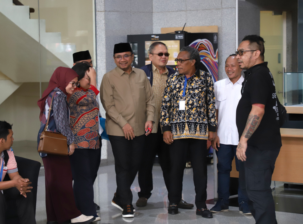 Eks Menteri Agama Yaqut Cholil Qoumas usai diperiksa KPK selama 5 jam terkait dugaan kasus Kouta haji tahun 2024 (Ashar/SinPo.id)