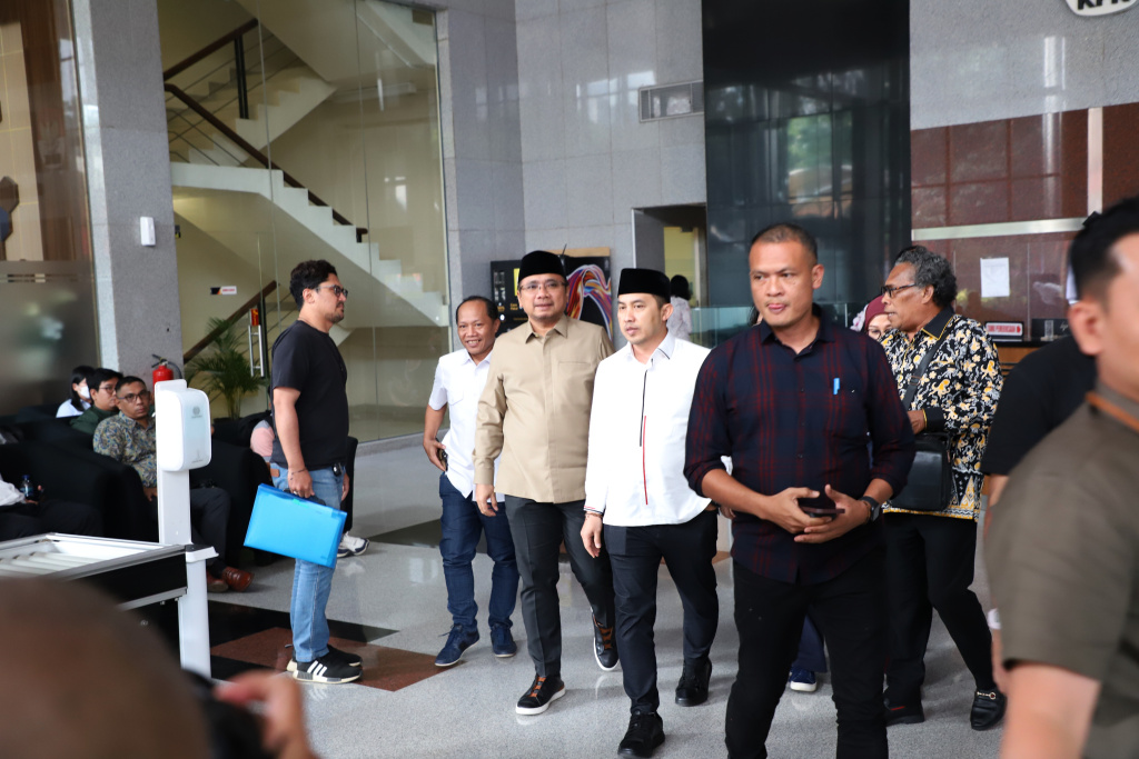 Eks Menteri Agama Yaqut Cholil Qoumas usai diperiksa KPK selama 5 jam terkait dugaan kasus Kouta haji tahun 2024 (Ashar/SinPo.id)