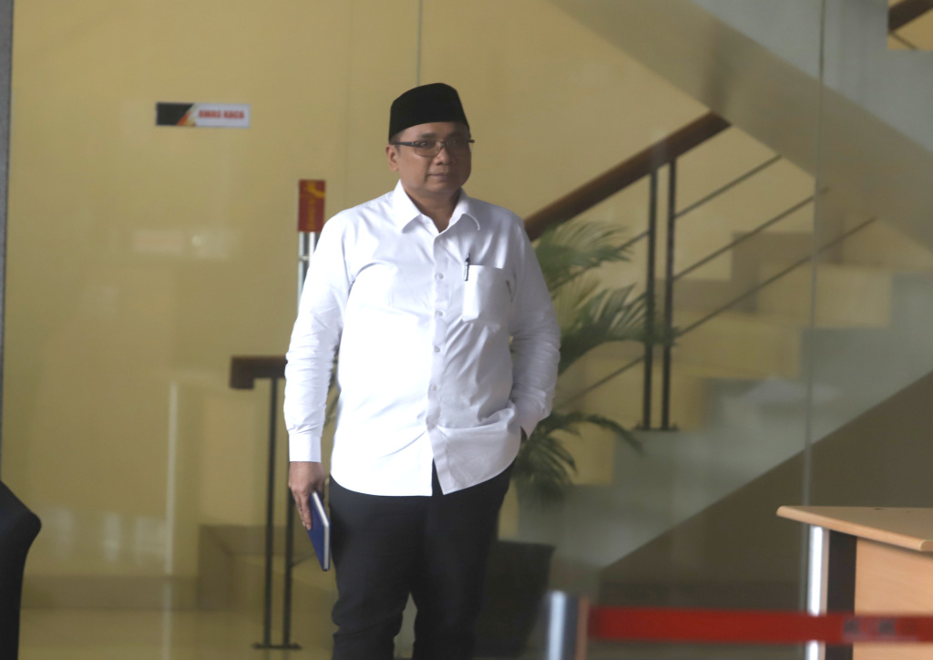 Eks Menag Yaqut Cholil Qoumas usai menjalani pemeriksaan KPK selama 5 jam terkait kasus dugaan korupsi Kouta haji 2023-2024 (Ashar/SinPo.id)