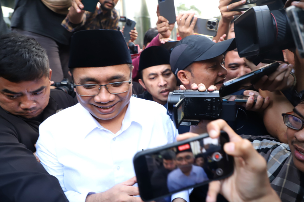 Eks Menag Yaqut Cholil Qoumas usai menjalani pemeriksaan KPK selama 5 jam terkait kasus dugaan korupsi Kouta haji 2023-2024 (Ashar/SinPo.id)