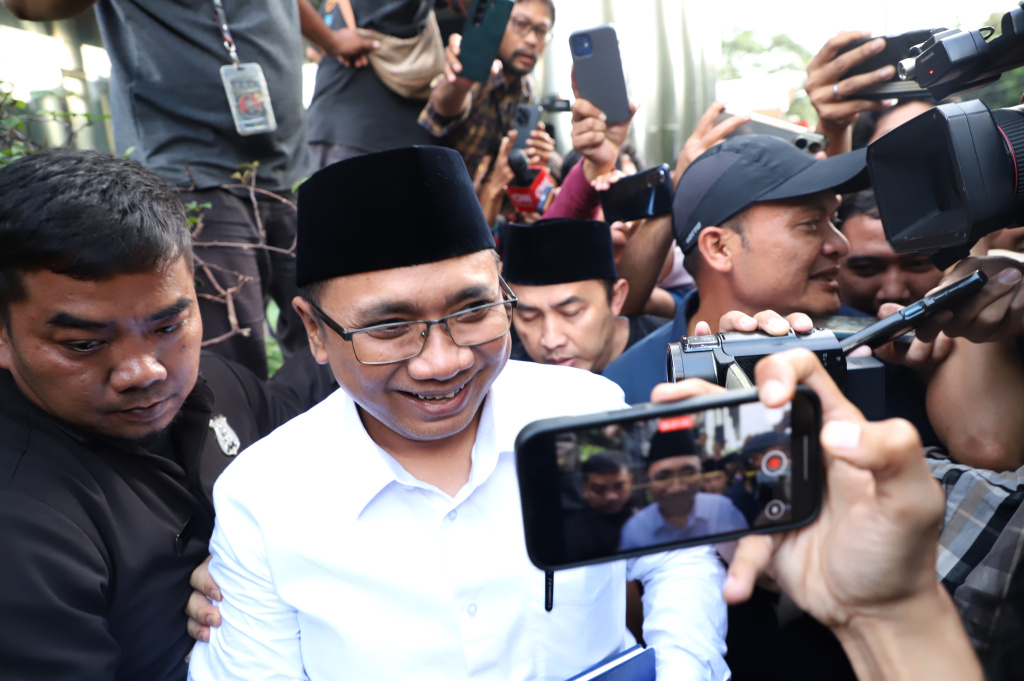 Eks Menag Yaqut Cholil Qoumas usai menjalani pemeriksaan KPK selama 5 jam terkait kasus dugaan korupsi Kouta haji 2023-2024 (Ashar/SinPo.id)