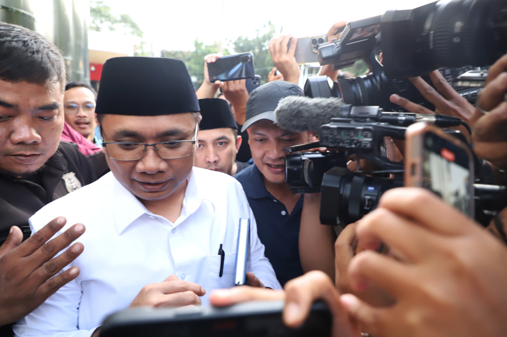 Eks Menag Yaqut Cholil Qoumas usai menjalani pemeriksaan KPK selama 5 jam terkait kasus dugaan korupsi Kouta haji 2023-2024 (Ashar/SinPo.id)