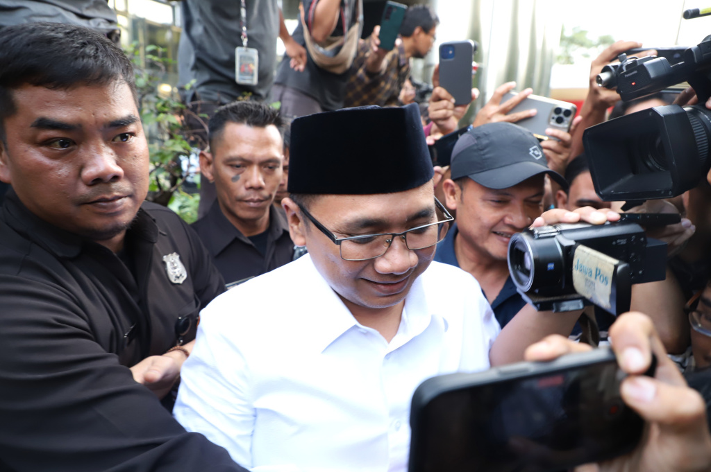 Eks Menag Yaqut Cholil Qoumas usai menjalani pemeriksaan KPK selama 5 jam terkait kasus dugaan korupsi Kouta haji 2023-2024 (Ashar/SinPo.id)