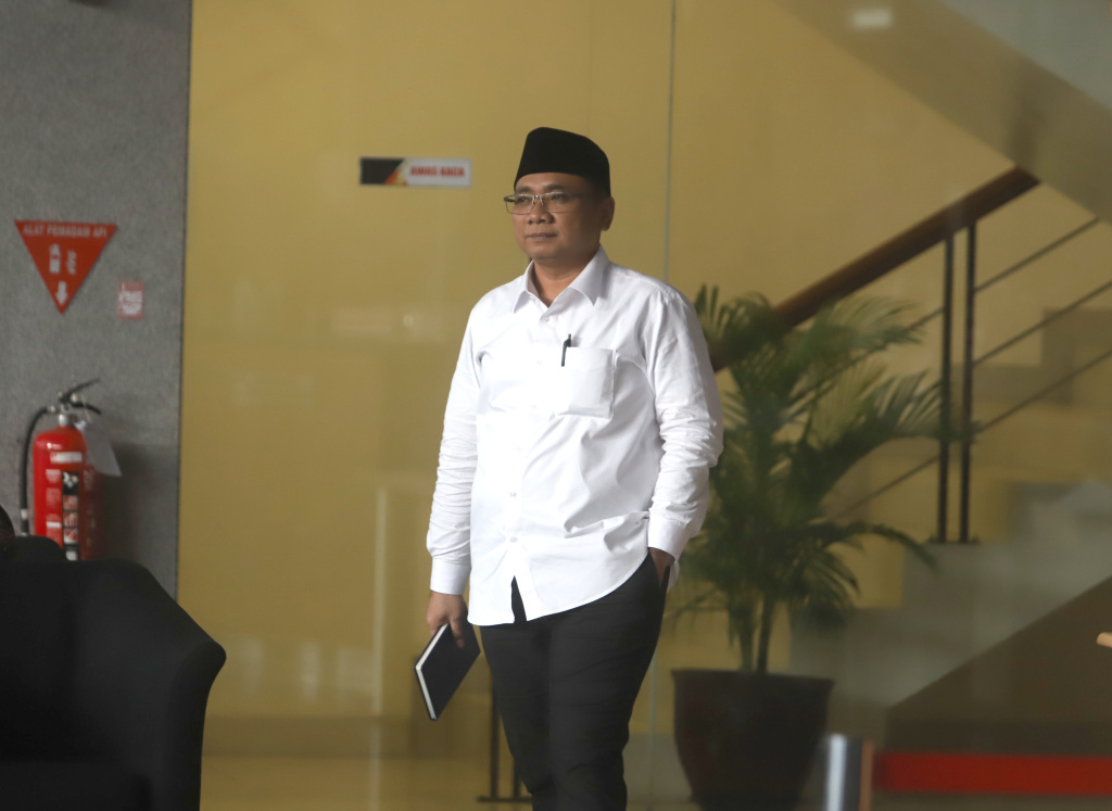 Eks Menag Yaqut Cholil Qoumas usai menjalani pemeriksaan KPK selama 5 jam terkait kasus dugaan korupsi Kouta haji 2023-2024 (Ashar/SinPo.id)