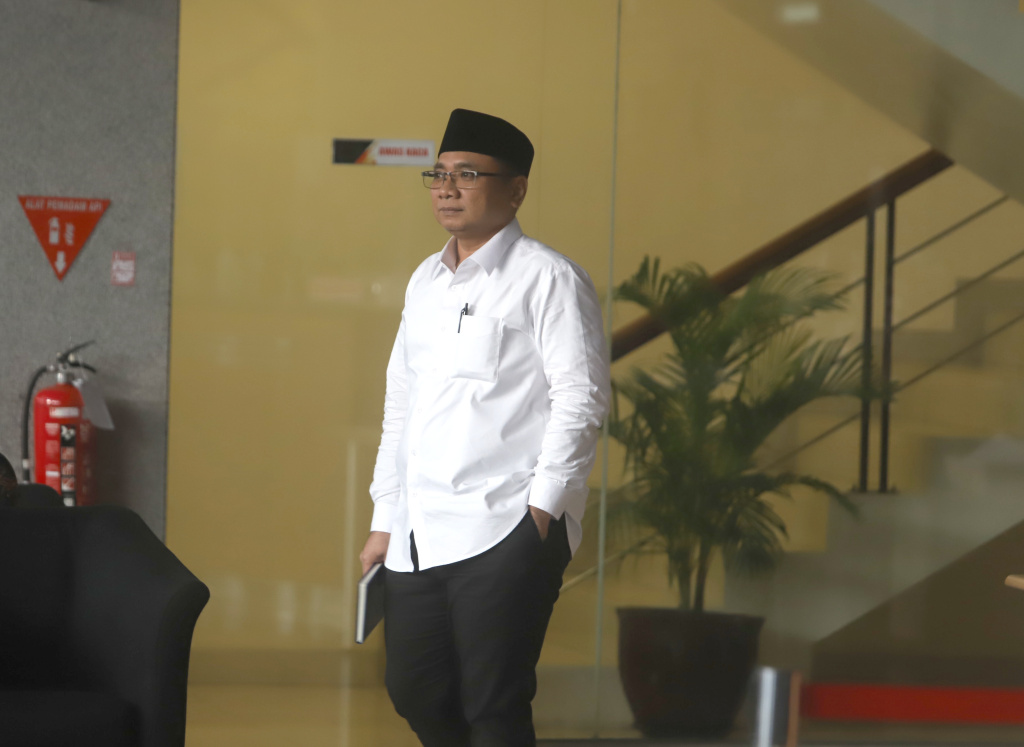 Eks Menag Yaqut Cholil Qoumas usai menjalani pemeriksaan KPK selama 5 jam terkait kasus dugaan korupsi Kouta haji 2023-2024 (Ashar/SinPo.id)