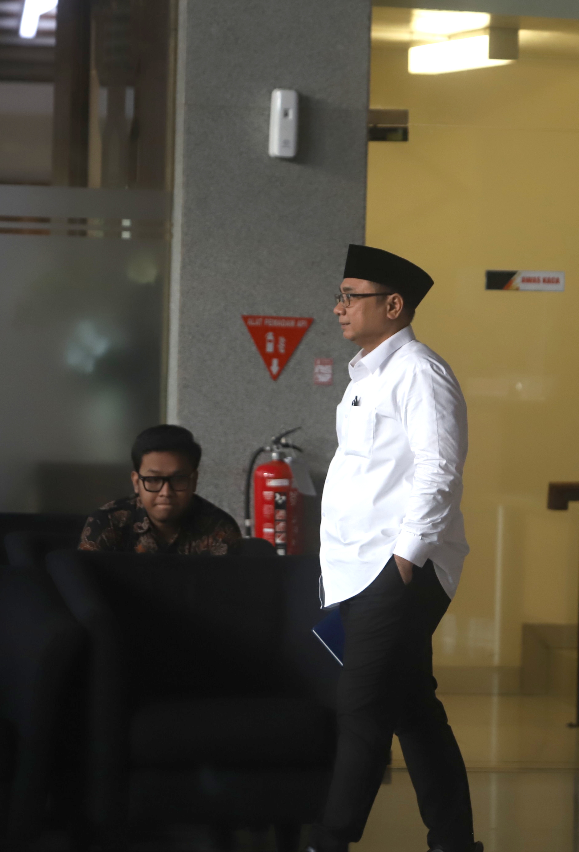 Eks Menag Yaqut Cholil Qoumas usai menjalani pemeriksaan KPK selama 5 jam terkait kasus dugaan korupsi Kouta haji 2023-2024 (Ashar/SinPo.id)