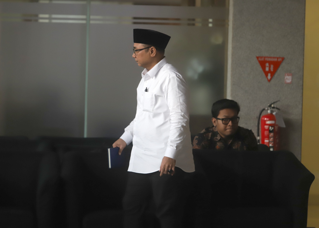 Eks Menag Yaqut Cholil Qoumas usai menjalani pemeriksaan KPK selama 5 jam terkait kasus dugaan korupsi Kouta haji 2023-2024 (Ashar/SinPo.id)