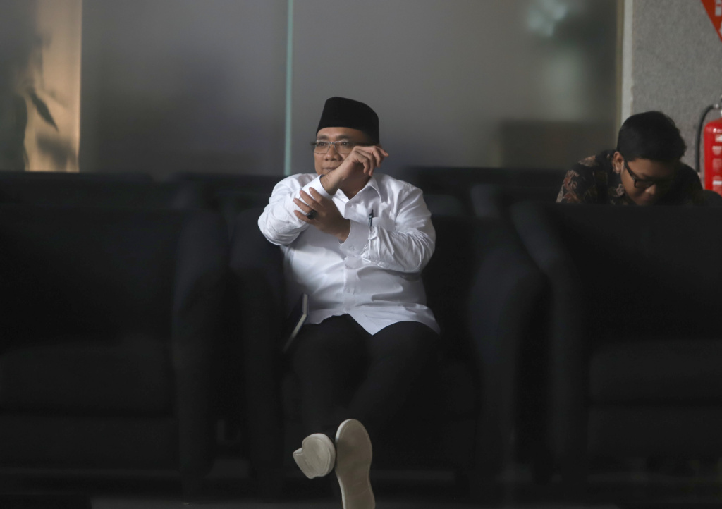 Eks Menag Yaqut Cholil Qoumas usai menjalani pemeriksaan KPK selama 5 jam terkait kasus dugaan korupsi Kouta haji 2023-2024 (Ashar/SinPo.id)