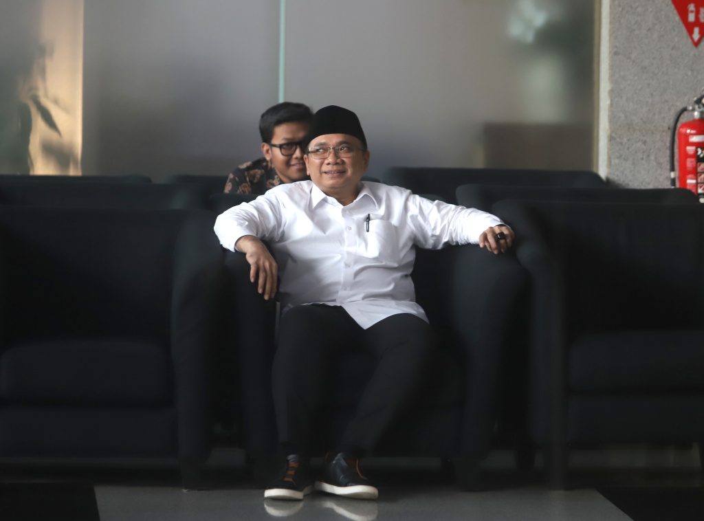 Eks Menag Yaqut Cholil Qoumas usai menjalani pemeriksaan KPK selama 5 jam terkait kasus dugaan korupsi Kouta haji 2023-2024 (Ashar/SinPo.id)