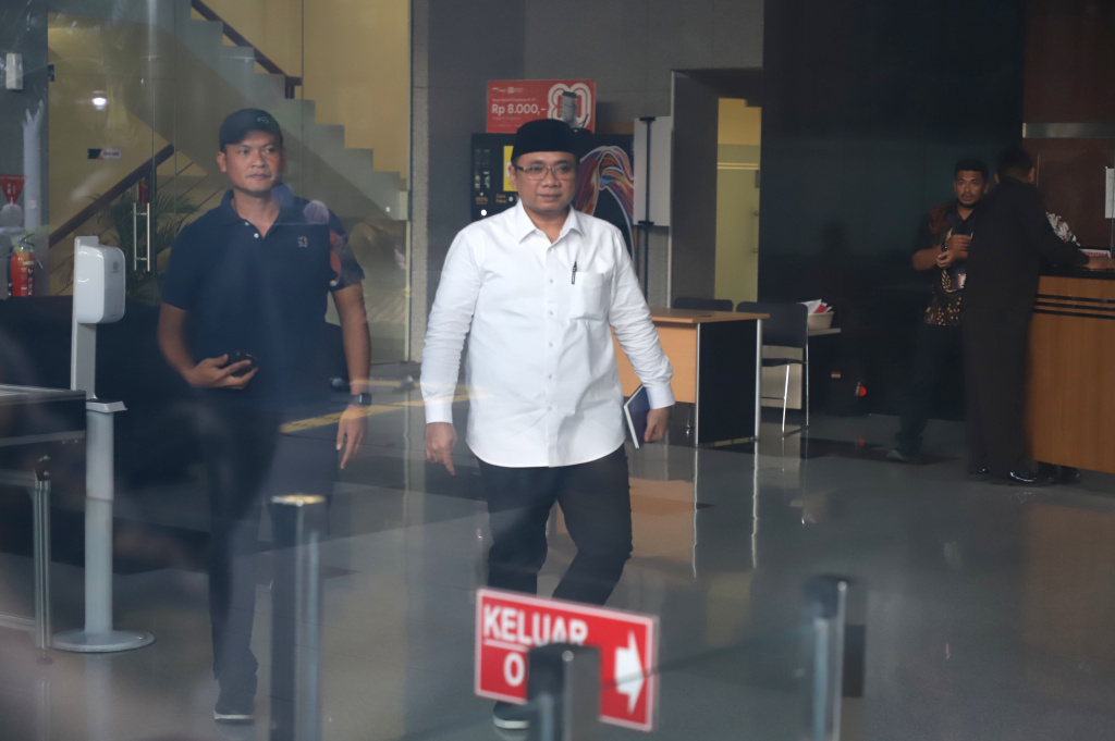 Eks Menag Yaqut Cholil Qoumas usai menjalani pemeriksaan KPK selama 5 jam terkait kasus dugaan korupsi Kouta haji 2023-2024 (Ashar/SinPo.id)