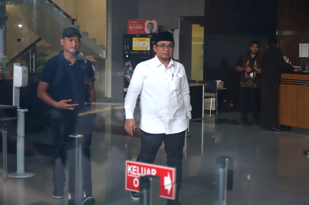 Eks Menag Yaqut Cholil Qoumas usai menjalani pemeriksaan KPK selama 5 jam terkait kasus dugaan korupsi Kouta haji 2023-2024 (Ashar/SinPo.id)