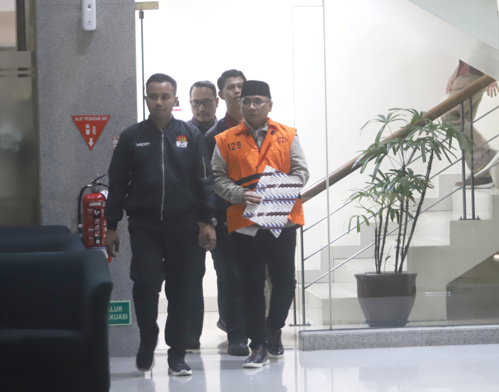 Eks Menag Yaqut Cholil Qoumas Resmi Ditahan KPK terkait korupsi Kouta haji periode 2023-2024 (Ashar/SinPo.id)