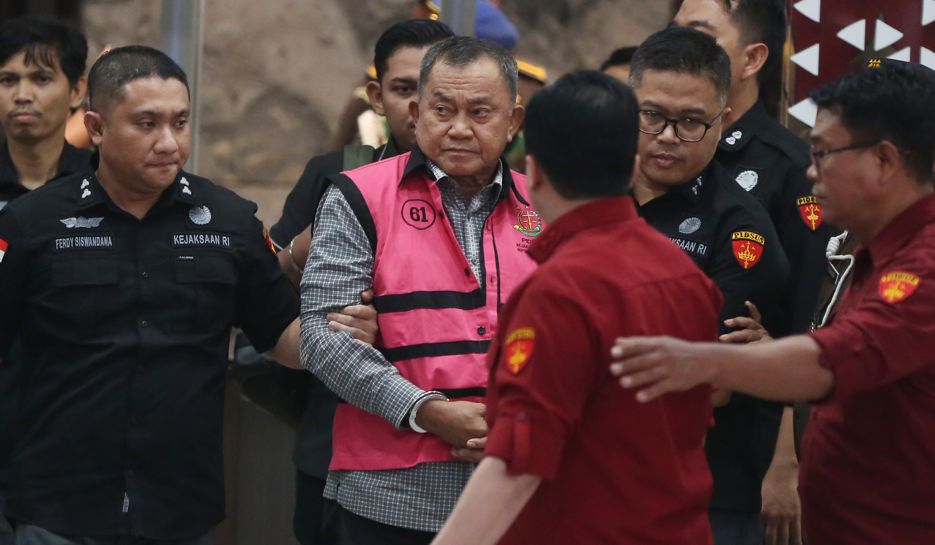Eks Wakil Kepala BGN Lodewyk Pusung, saat ditahan Kejagung. (Agus Priatna/SinPo.id)