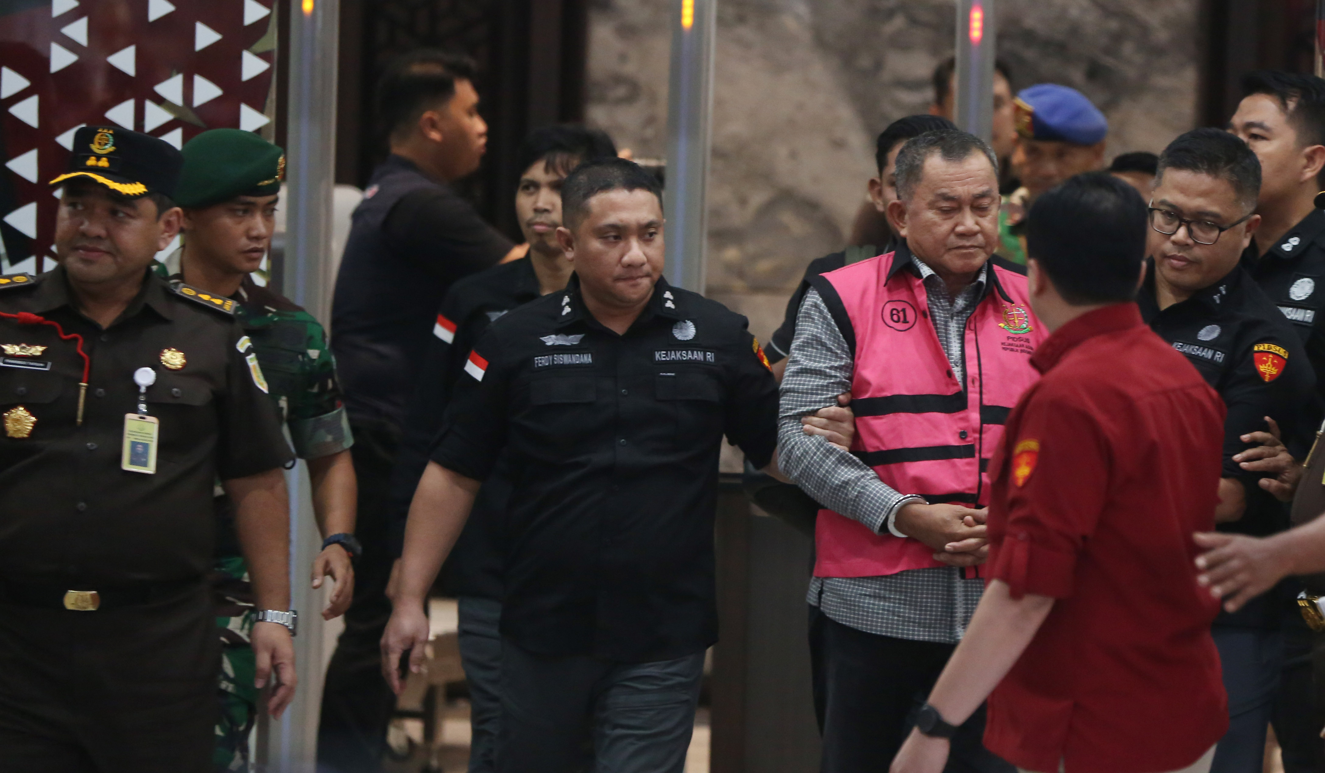Eks Wakil Kepala BGN Lodewyk Pusung, saat ditahan Kejagung. (Agus Priatna/SinPo.id)