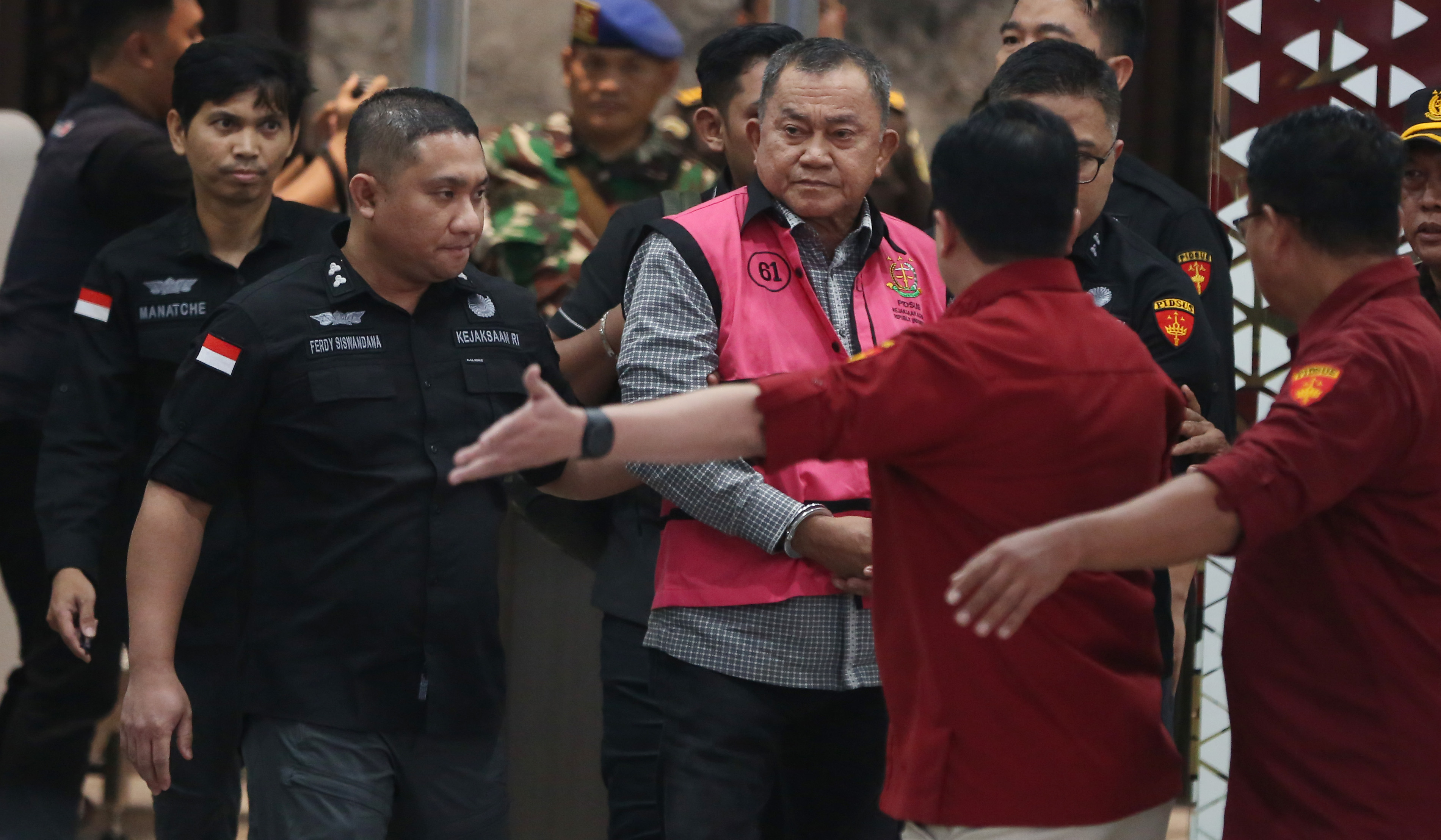 Eks Wakil Kepala BGN Lodewyk Pusung, saat ditahan Kejagung. (Agus Priatna/SinPo.id)