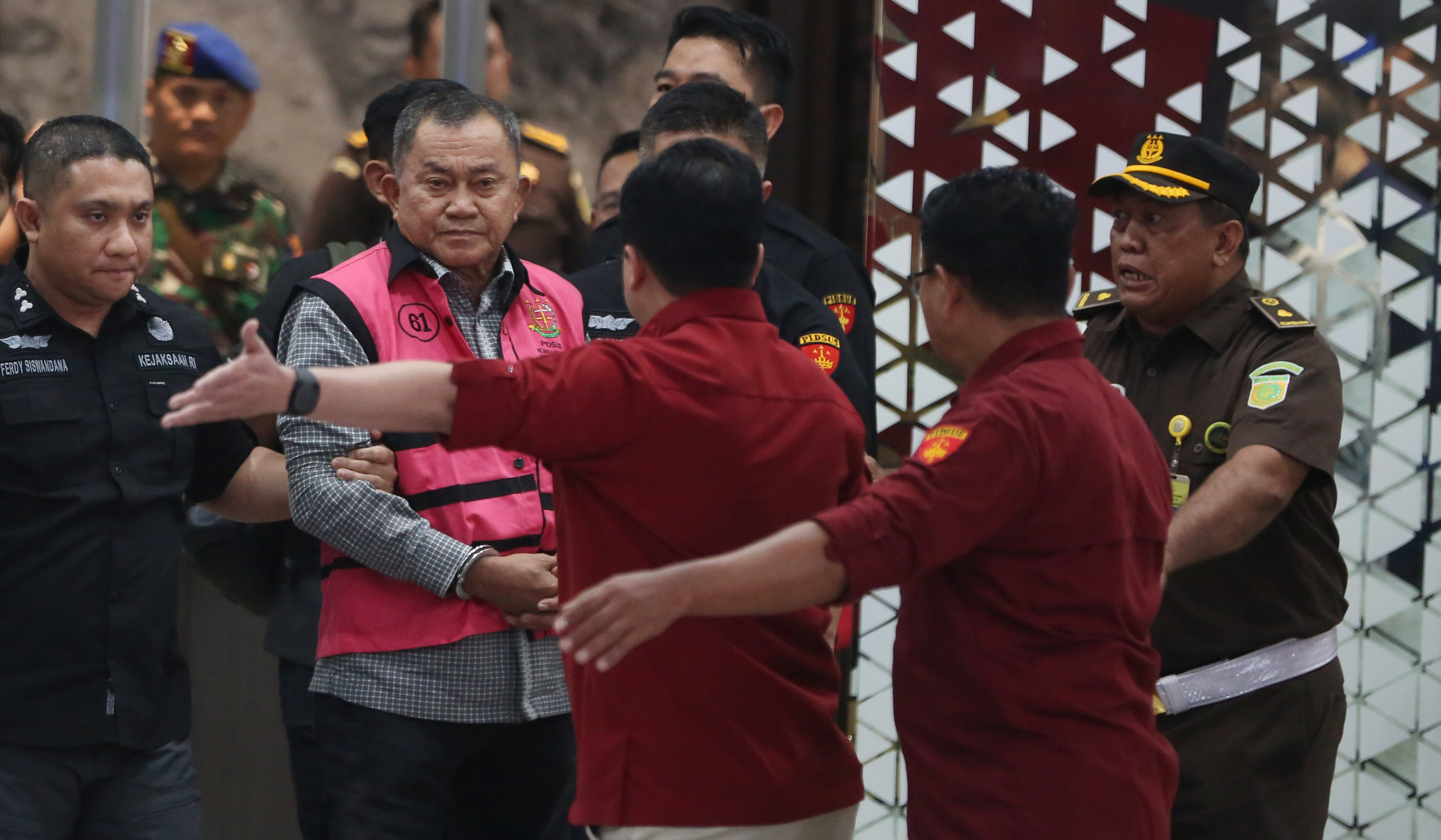 Eks Wakil Kepala BGN Lodewyk Pusung, saat ditahan Kejagung. (Agus Priatna/SinPo.id)