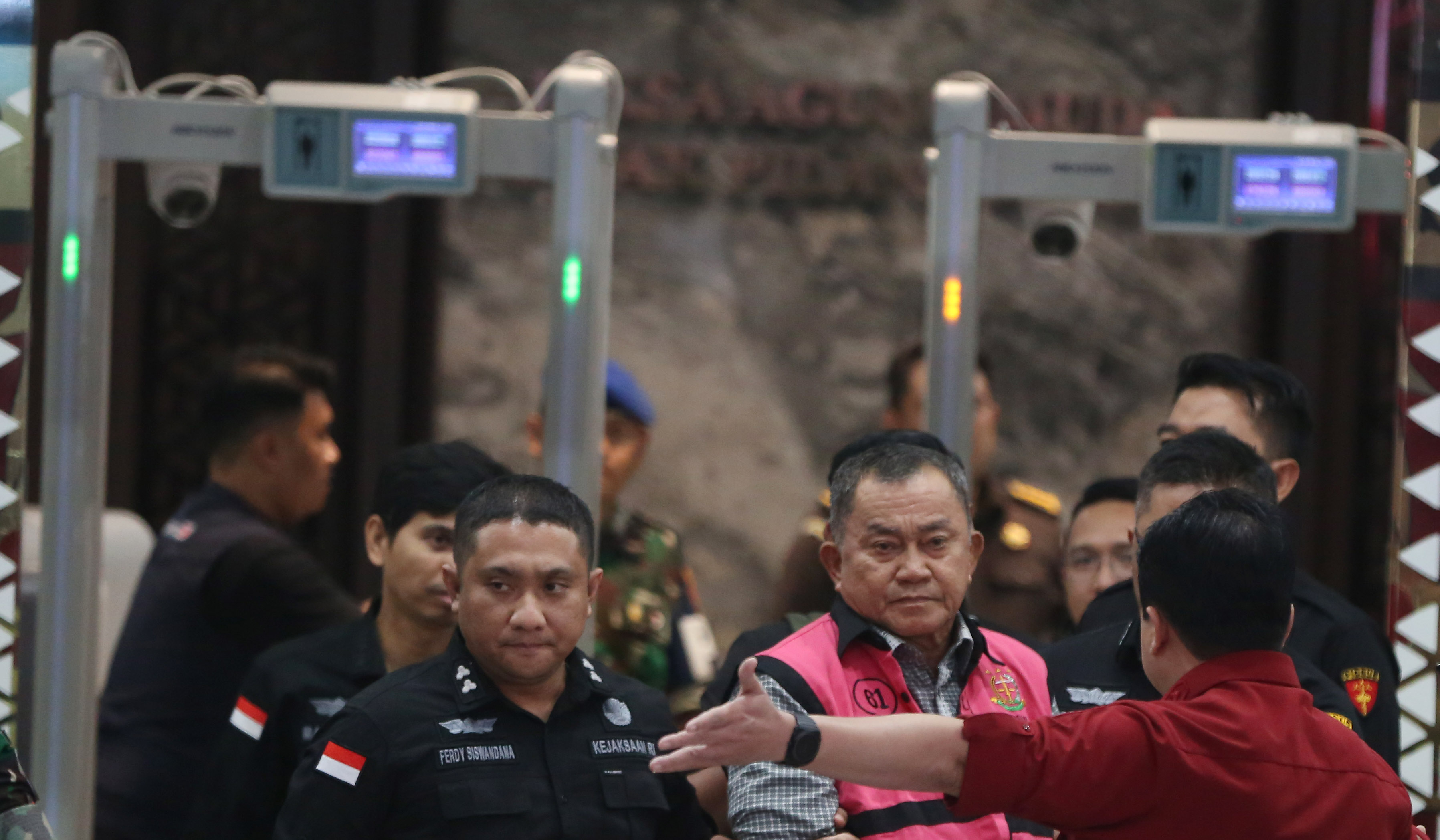 Eks Wakil Kepala BGN Lodewyk Pusung, saat ditahan Kejagung. (Agus Priatna/SinPo.id)