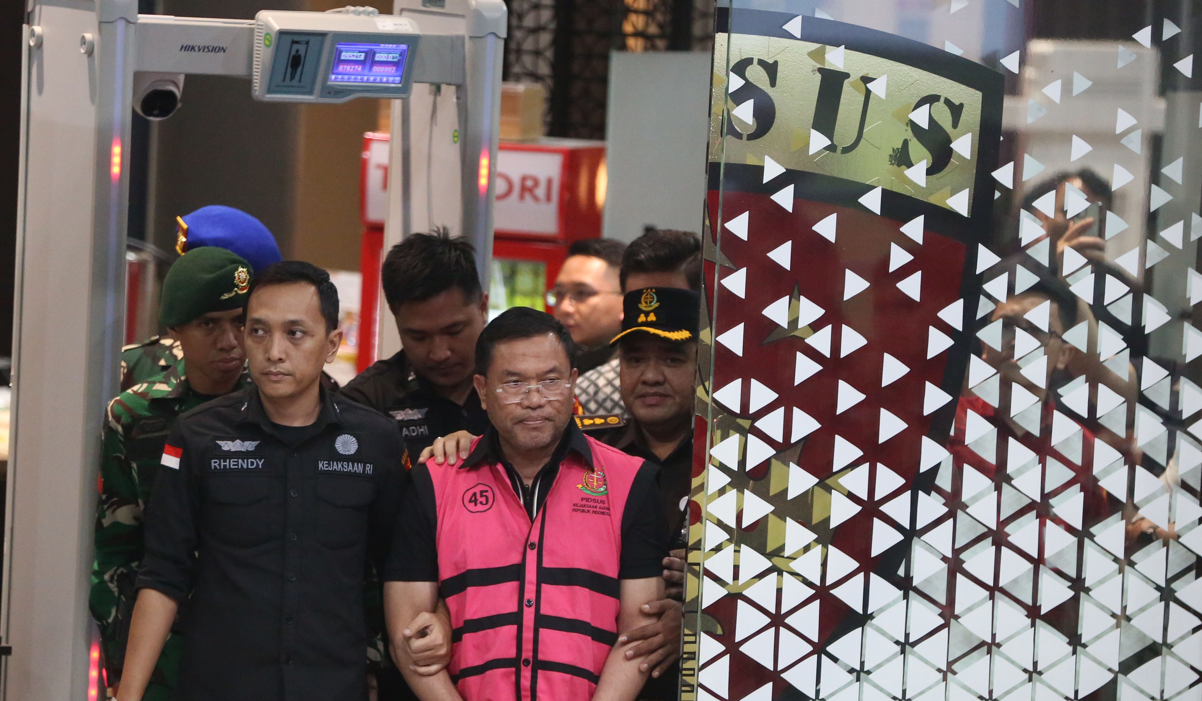 Kejagung tahan eks Wakil Kepala BGN, Sony Sonjaya. (Agus Priatna/SinPo.id)