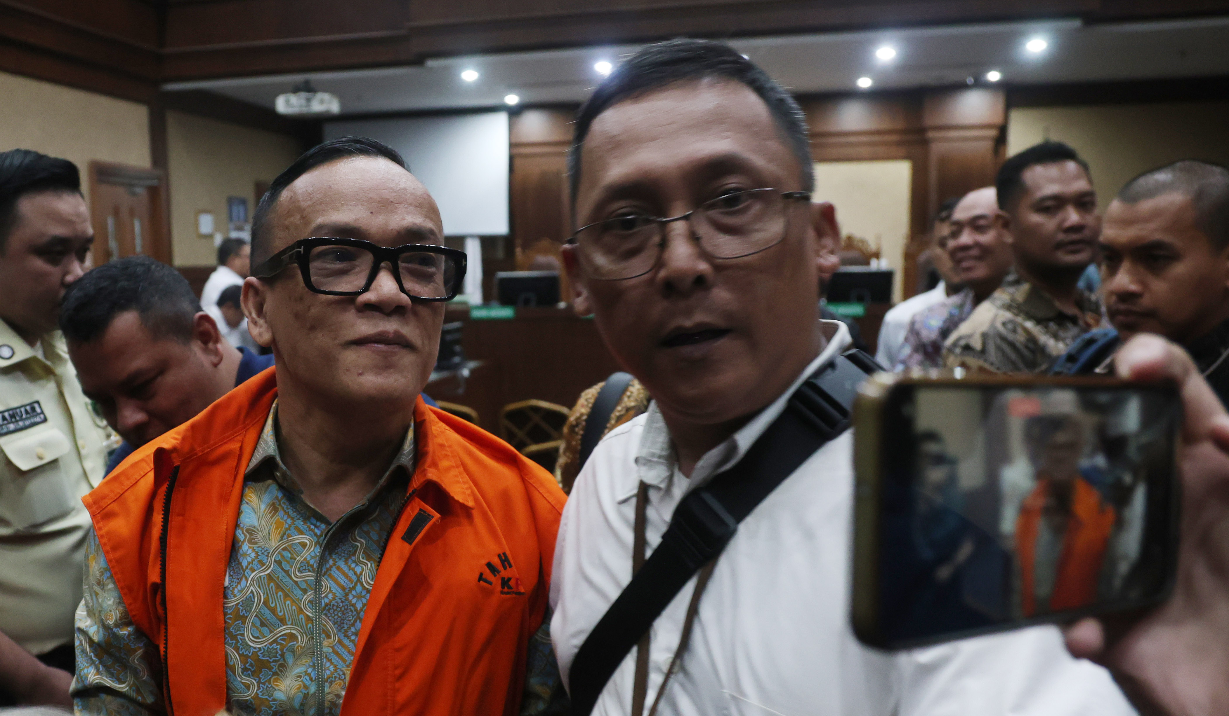 Sidang perdana eks Wamenaker, Immanuel Ebenezer. (Agus Priatna/SinPo.id)