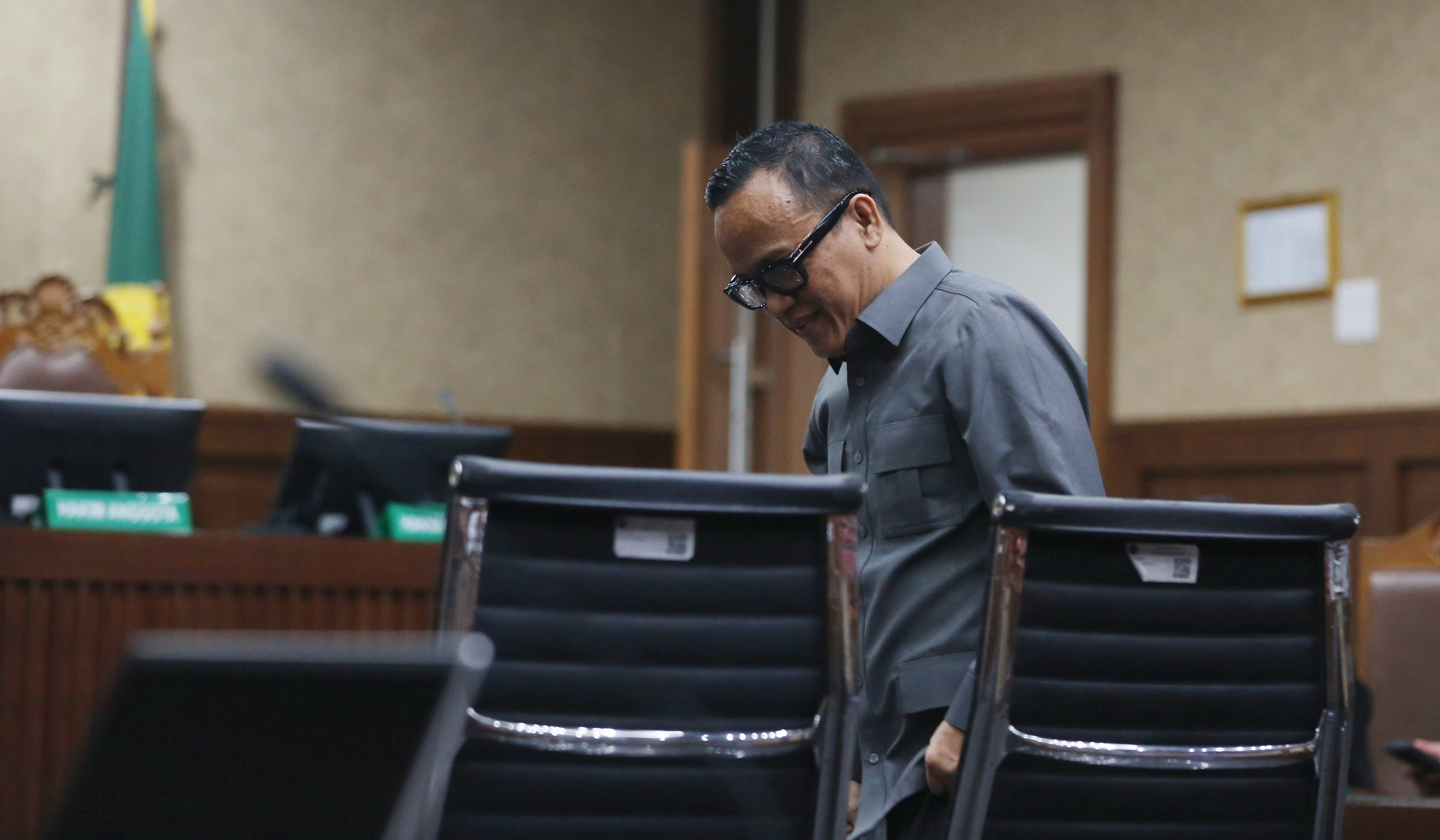 Eks Wamenaker, Noel, saat akan menjalani sidang vonis. (Agus Priatna/SinPo.id)