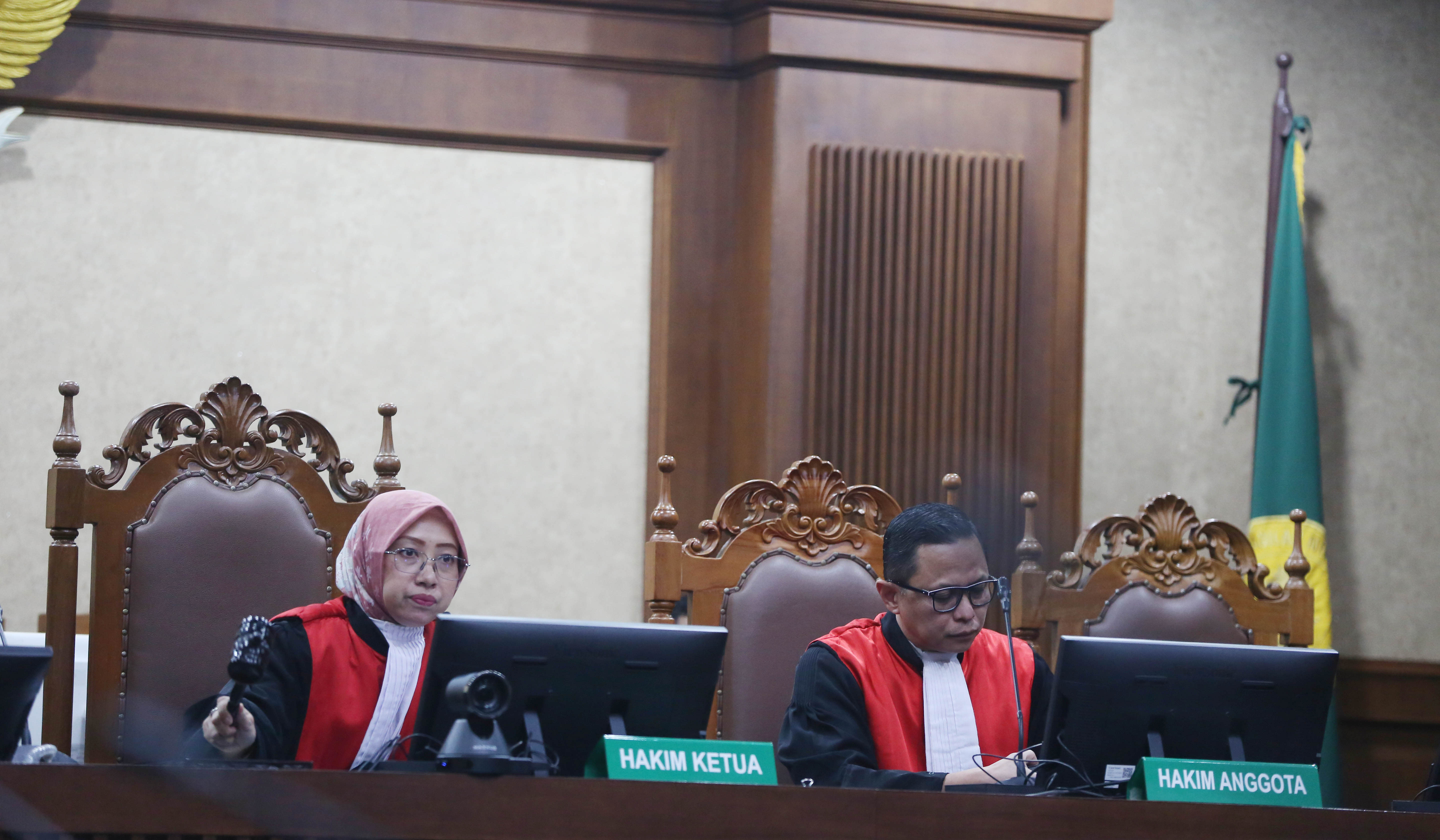 Eks Wamenaker, Noel, saat akan menjalani sidang vonis. (Agus Priatna/SinPo.id)