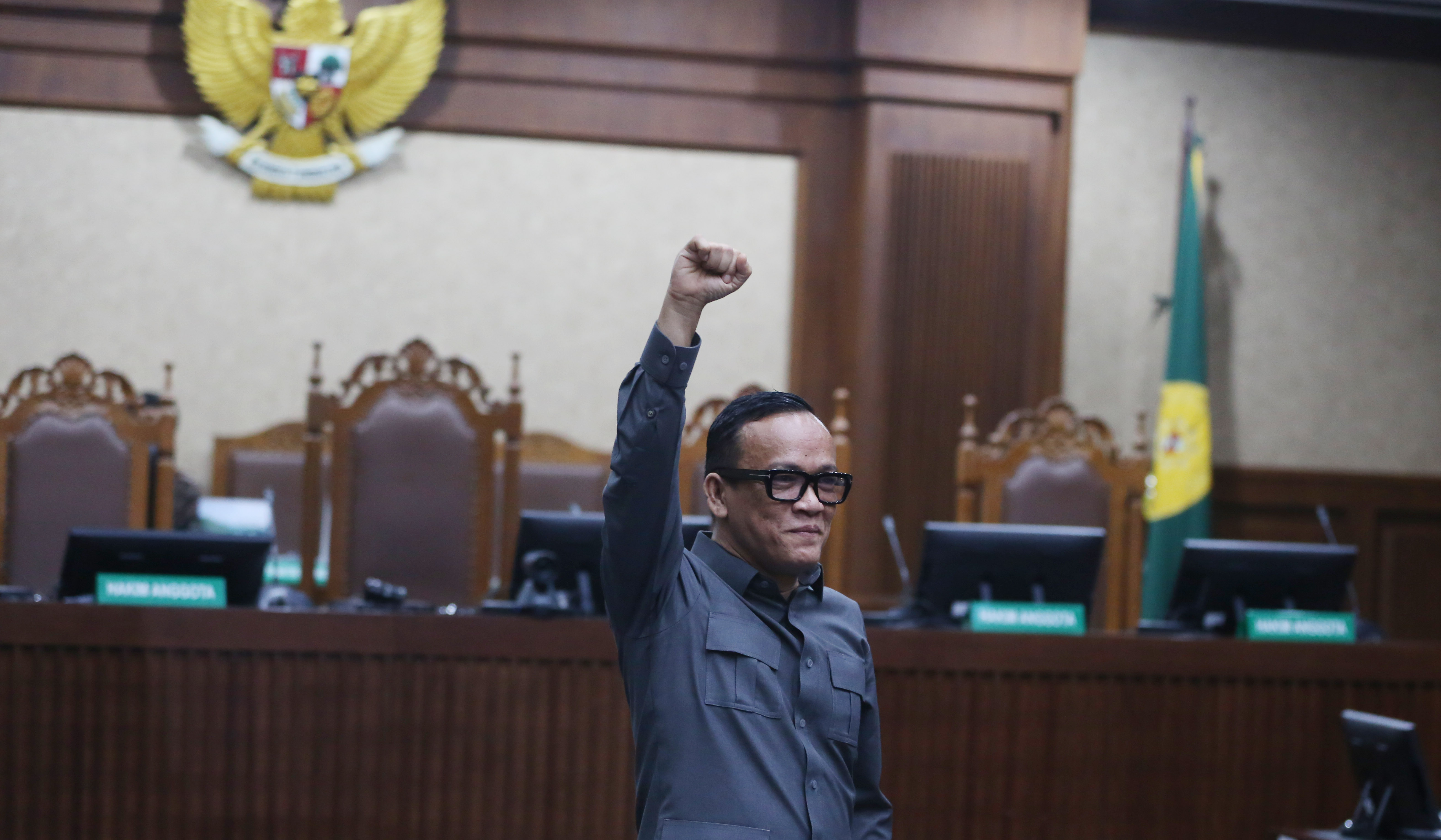 Eks Wamenaker, Noel, saat akan menjalani sidang vonis. (Agus Priatna/SinPo.id)