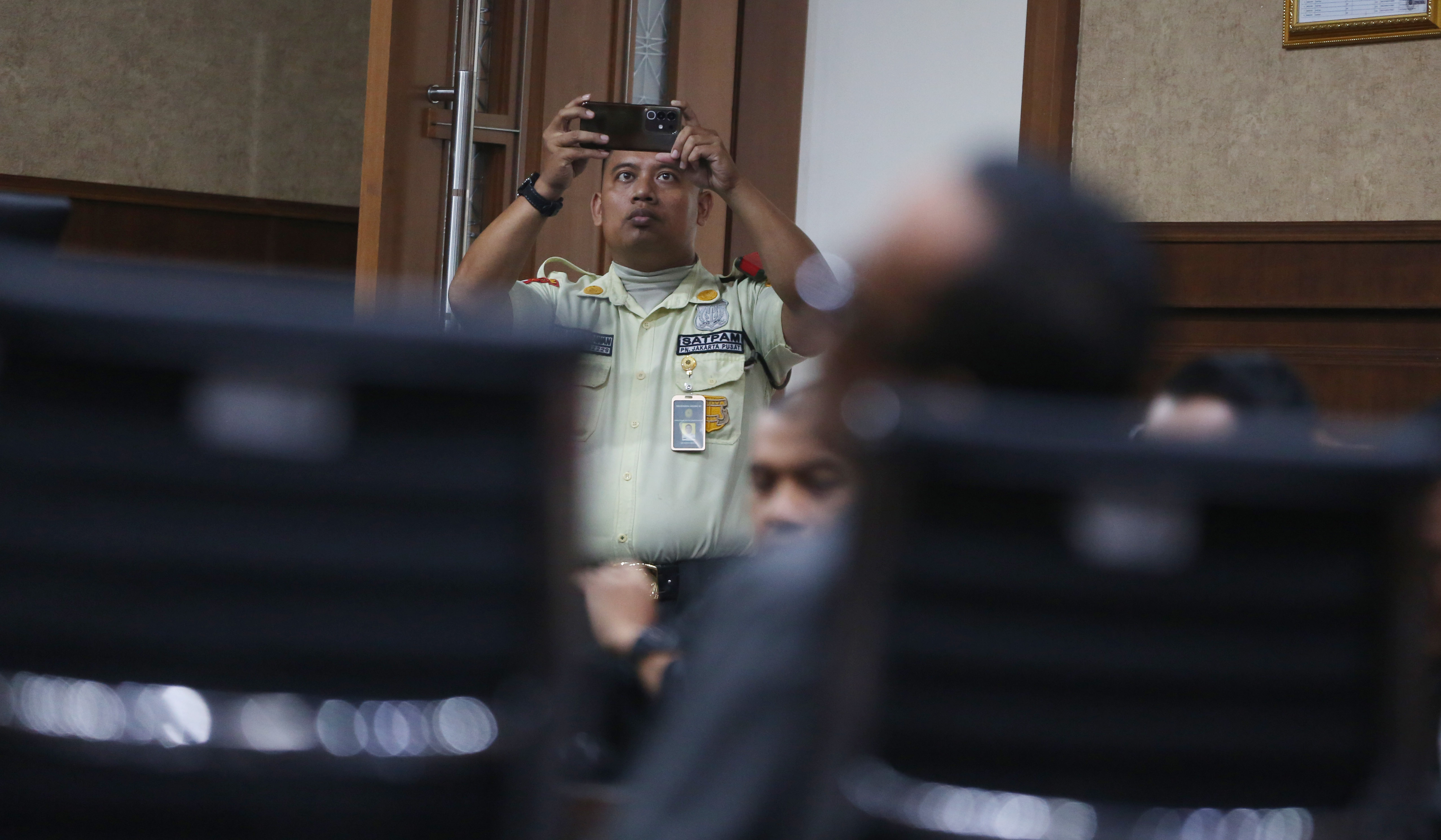 Eks Wamenaker, Noel, saat akan menjalani sidang vonis. (Agus Priatna/SinPo.id)